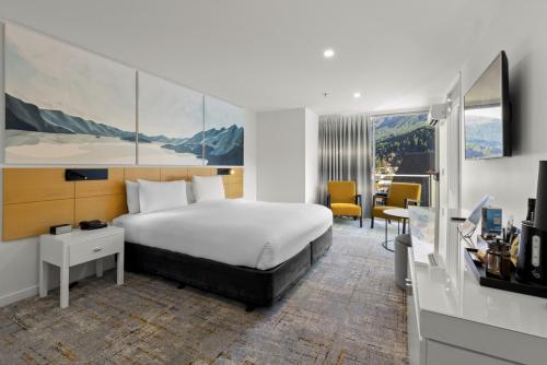 皇后镇美景酒店的酒店客房配有一张床、一张书桌和一台电视。