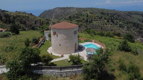 AsprogerakataAnemomilos Villa的享有带游泳池的建筑的空中景致