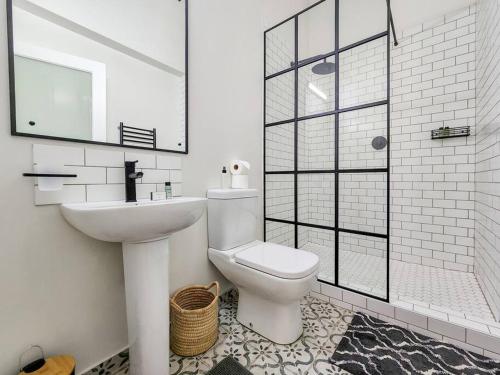 开普敦Spacious 2 BR Apartment In Obz的浴室配有卫生间、盥洗盆和淋浴。