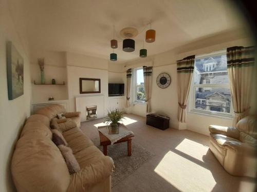 普里茅斯Plymouth Professionals Apartment的客厅配有沙发和桌子