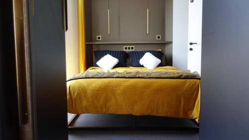 米德尔堡Middelburg Koperwiek的一间卧室配有黄色的床和两个枕头