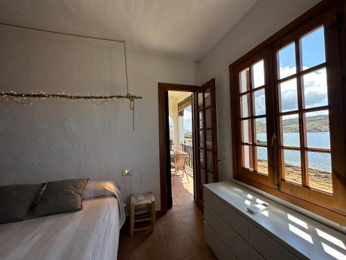 福尔内利斯ES POLIT by SOM Menorca的一间卧室设有一张床和一个大窗户