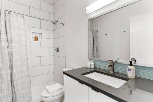 斯科茨Scottsdale OT Classic BoHo Micro Studio的一间带水槽、卫生间和镜子的浴室
