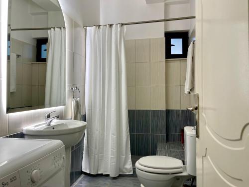西洛卡特伦100 meters from the sea的白色的浴室设有卫生间和水槽。