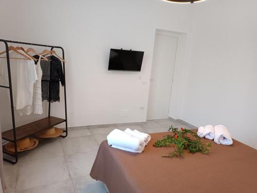 蒙德罗Clio's House - Mondello的客房配有带毛巾的桌子和衣柜。