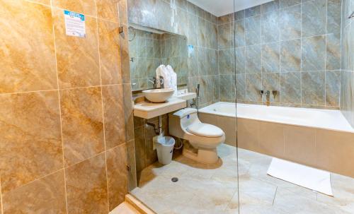 蒙特里亚Hotel Miraval的带浴缸、卫生间和盥洗盆的浴室