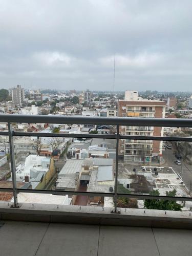 圣洛伦索Departamento con yacuzzi centrico的阳台享有城市美景。