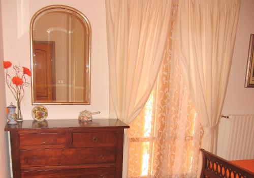圣马力诺拉卡萨博斯基住宿加早餐旅馆的一间带梳妆台和镜子的卧室