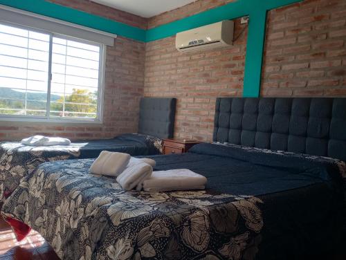 克鲁兹镇Terrazas de mayu的一间卧室设有两张床和大窗户
