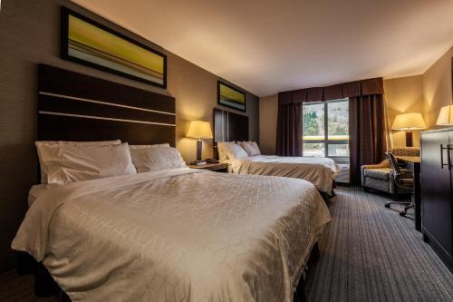 戈尔登 金色骏马智选假日酒店的酒店客房设有两张床和窗户。