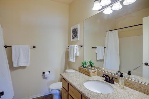科达伦Coeur dAlene Vacation Rental 4 Mi to Hayden Lake的一间带水槽、卫生间和镜子的浴室