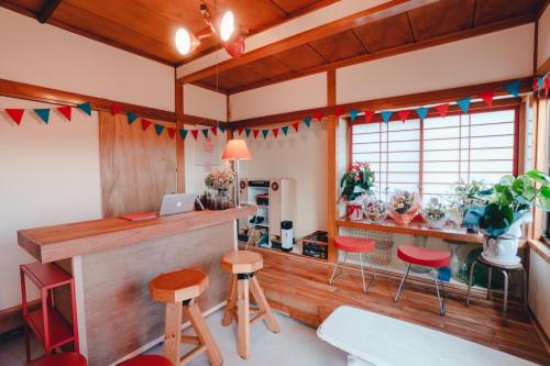 气仙沼市SLOW HOUSE kesennuma - Vacation STAY 31901v的一间酒吧,房间配有红色椅子和书桌