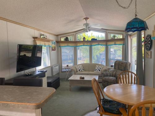 考伊琴湖Beaver Lake Resort Site #36的带沙发和电视的客厅