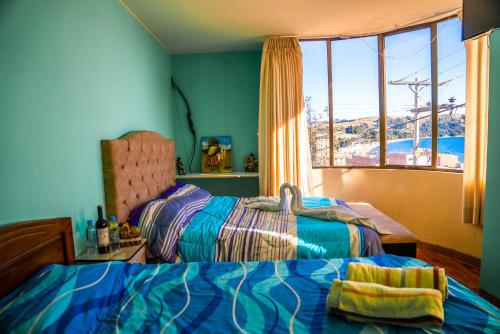 科帕卡巴纳SKYLAKE B&B的一间卧室设有两张床和大窗户