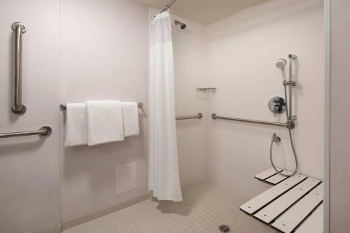 弗里蒙特弗里蒙特硅谷万怡酒店的带淋浴和浴帘的浴室
