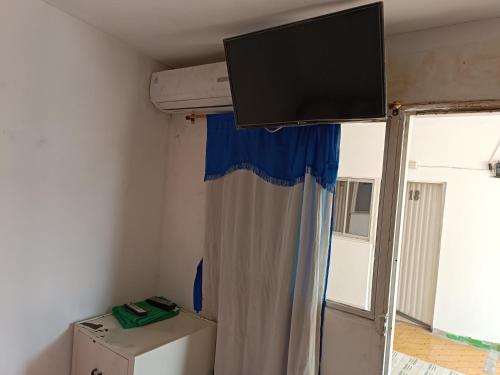 巴耶杜帕尔hostal k的挂在天花板上的平板电视