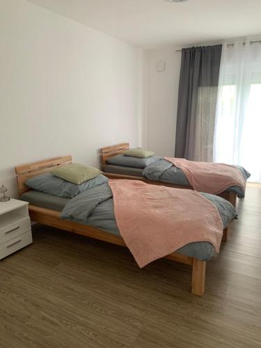 希尔沙伊德3 Zimmer Ferienwohnung Hanna的一间卧室设有两张床和窗户。