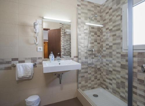 圣安东尼奥塞万堤斯旅馆的一间带水槽和淋浴的浴室