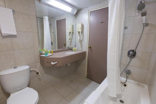 耶路撒冷Jerusalem Gardens Hotel的浴室配有卫生间、盥洗盆和淋浴。