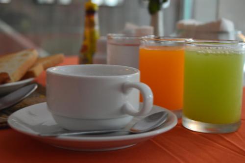 芭堤雅市中心AYA Boutique Hotel Pattaya - SHA Plus的桌上的一杯咖啡和两杯饮料