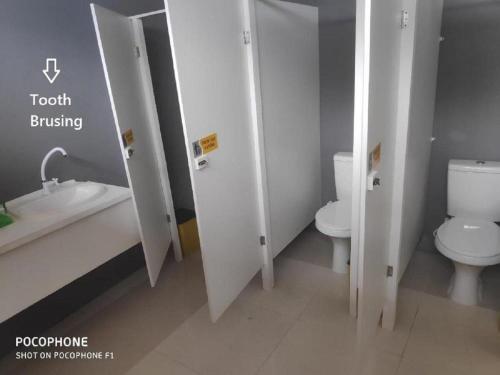 马塞约"LE CHAT QUI PECHE" Hostel a 150 metros da PRAIA de PAJUCARA的白色的浴室设有卫生间和水槽。