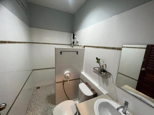 Sungai KolokThe Sekret Hotel的一间带卫生间、水槽和镜子的浴室