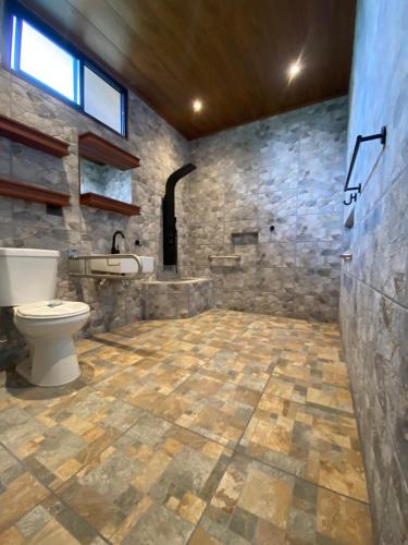 福尔图纳Termales del Arenal的石质浴室设有卫生间和水槽