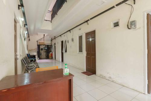 西冷KoolKost Syariah @ Citraland Puri Serang的建筑中空无一人的走廊,有房间