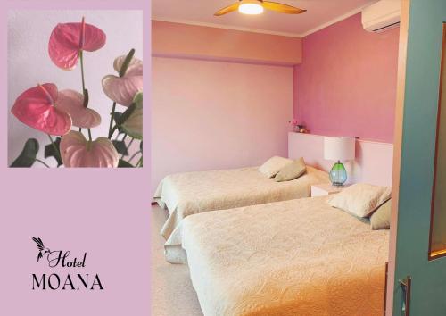 大岛Hotel MOANA絶景オーシャンビューカフェラウンジ的一间设有两张床的客房,并装饰有鲜花