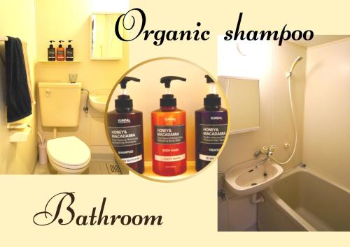 大岛Hotel MOANA絶景オーシャンビューカフェラウンジ的浴室提供2瓶洗发水和镜子