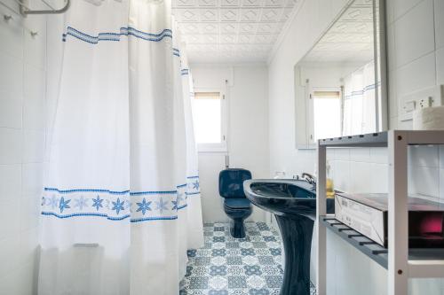 圣维森特德尔拉斯佩奇Villa Mimosa San Vicente del Raspeig的带淋浴帘和卫生间的浴室