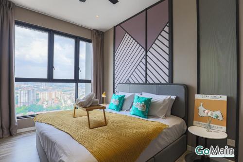 吉隆坡2Br Family Suite MILLERZ SQUARE // KL & Free Parking的一间卧室设有一张大床和一个窗户。