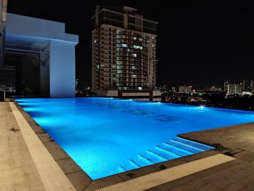 梳邦再也The Grand SS15 2BRs Infinity Pool 200Mbps WiFi的一座大型游泳池,位于一座建筑的顶部