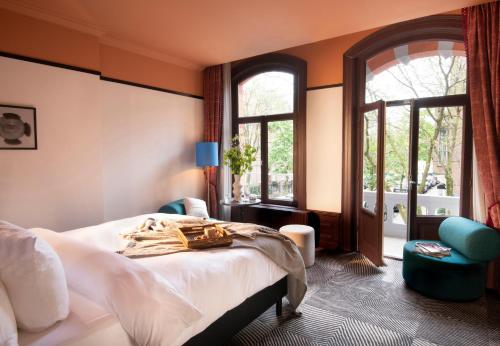 阿姆斯特丹Jan Luyken Amsterdam的酒店客房设有床和窗户。