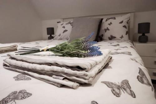 赫恩Aviary Lodge的床上有一堆毛巾和蝴蝶