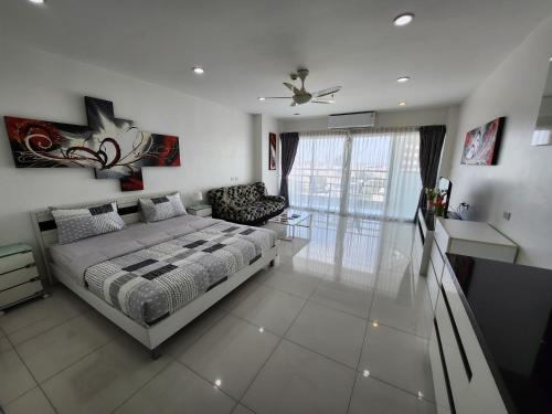 芭堤雅市中心Condo Express View Talay 6的一间卧室设有一张床和一间客厅。