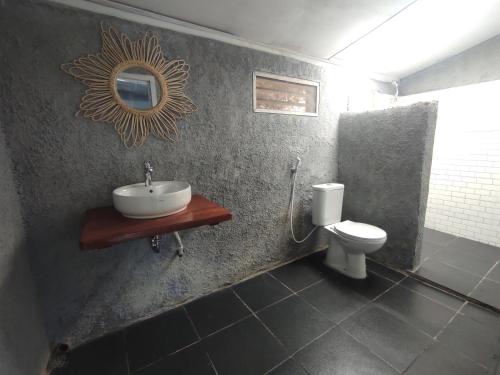 图克图克Hub Tata Guesthouse的一间带水槽和卫生间的浴室