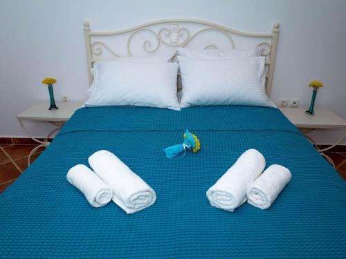 凯瑟拉Meli Apartments near sea side的一张带三条滚毛巾的床和玩具