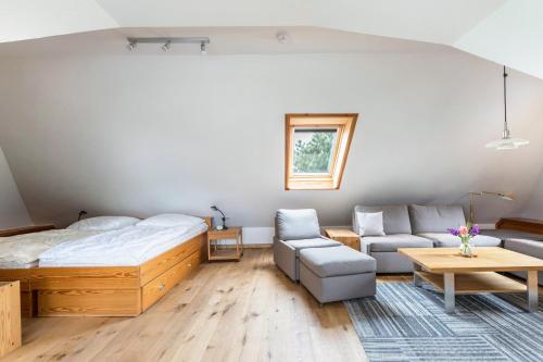尼布卢姆Ferienhaus Herich的一间卧室配有一张床、一张沙发和一张桌子