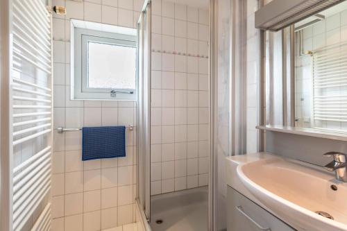 尼布卢姆Ferienhaus Herich的白色的浴室设有水槽和镜子