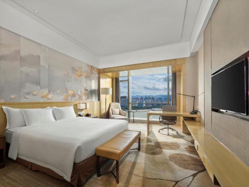 福州福州融侨皇冠假日酒店的酒店客房设有一张大床和一台电视。