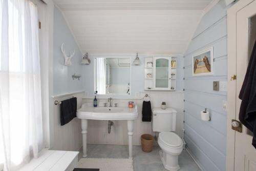 洛斯阿拉莫斯Los Alamos Roadhouse的白色的浴室设有水槽和卫生间。