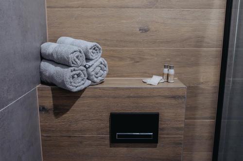 雅罗斯瓦夫APARTAMENTY PRUCHNICKA的木墙浴室,配有毛巾