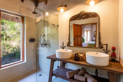 帕特森Lalibela Game Reserve Mark's Camp的浴室设有2个水槽和镜子