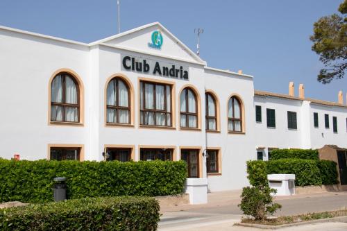 桑坦德利亚湾Grupoandria Aparthotel Club Andria的白色的建筑,上面有阅读俱乐部抗反腐标志