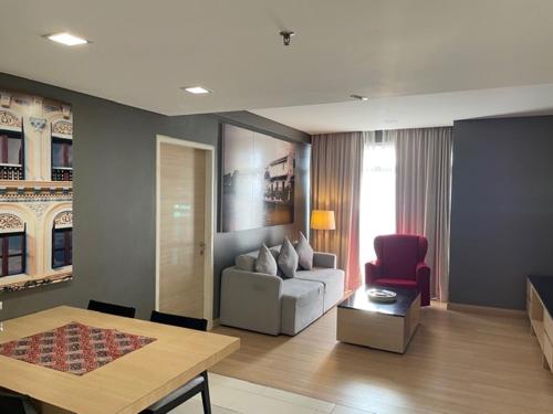 马六甲海峡套房酒店的客厅配有沙发和桌子