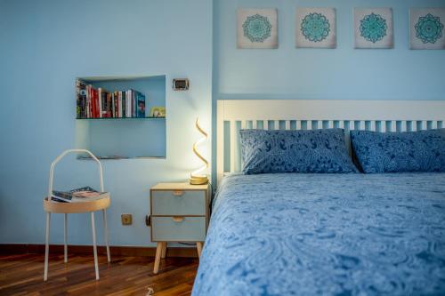 都灵Un Buon Inizio的蓝色的卧室,配有蓝色的床和床头柜