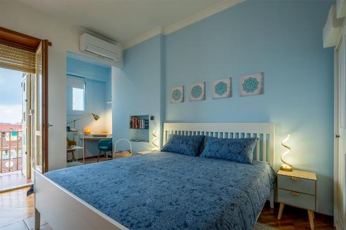 都灵Un Buon Inizio的蓝色卧室配有一张床和一张书桌