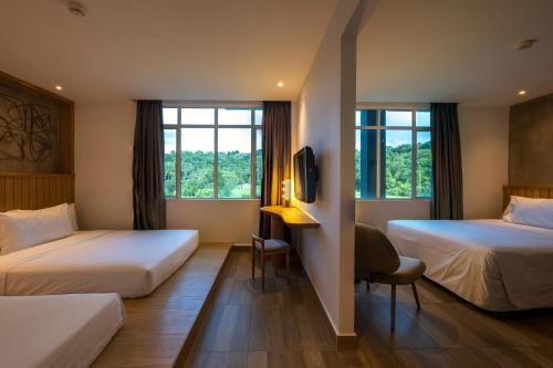 珍南海滩The Bayou Hotel Langkawi的酒店客房配有两张床和一张书桌