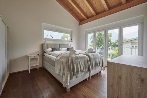 因特拉肯Terrace Vista Interlaken的一间卧室设有一张大床和一个窗户。